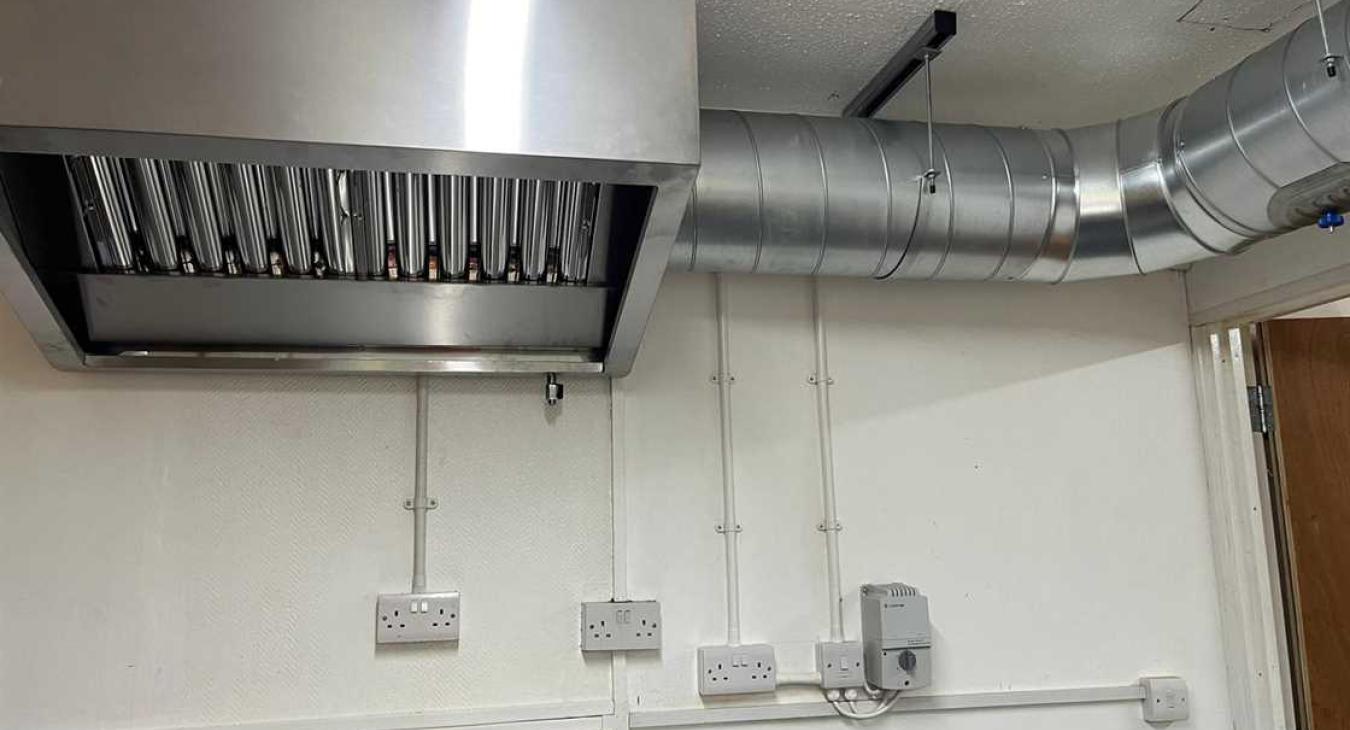 Kitchen extractor fan cooker hood / canopy in Walderslade Chatham